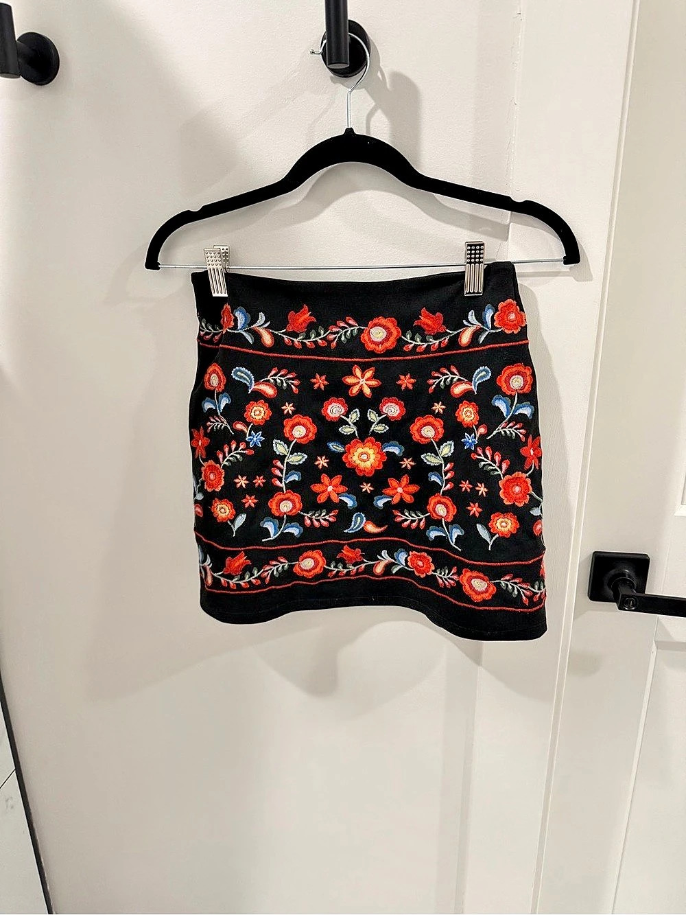 Forever 21 Floral Mini Skirt in Black & Red Size Small Like New